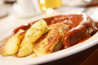 Currywurst vom Fleischermeister J�rg Kayser aus Prieros mit Bratkartoffeln